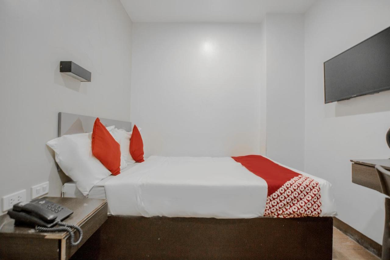 Oyo 637 Fox Hotel Quezon City Exterior photo