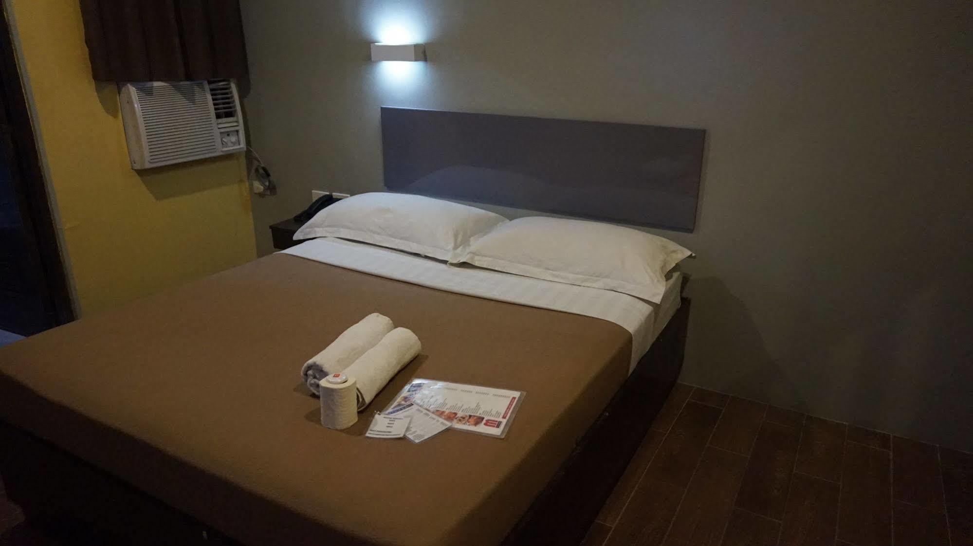 Oyo 637 Fox Hotel Quezon City Exterior photo