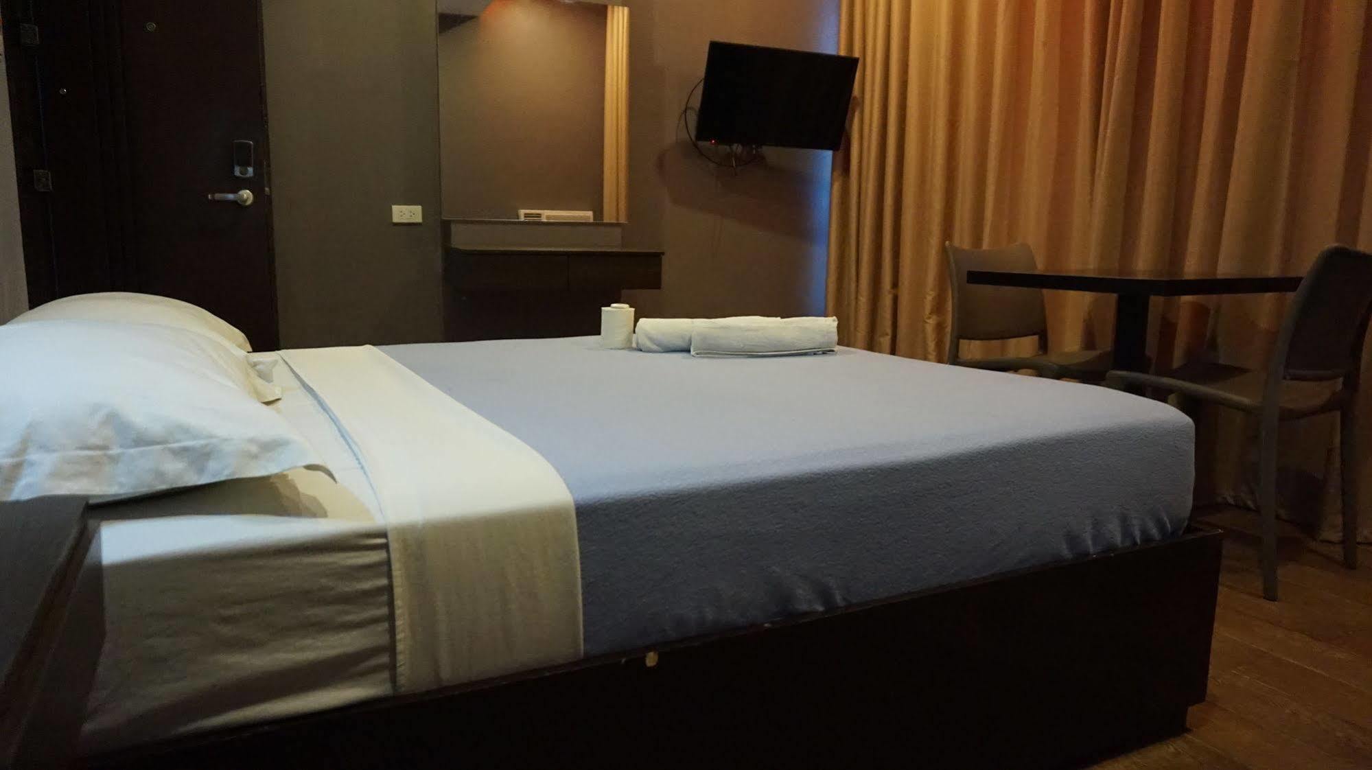 Oyo 637 Fox Hotel Quezon City Exterior photo